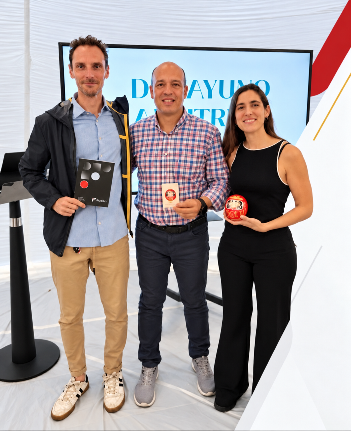 Fotografía de tres personas en un encuentro profesional