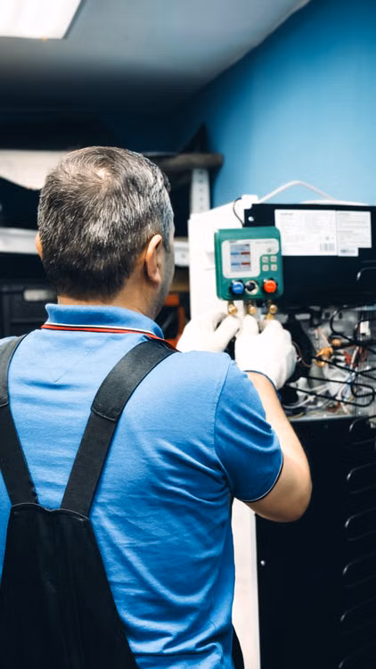 Técnico realizando mantenimiento de climatización, fotografía ilustrativa